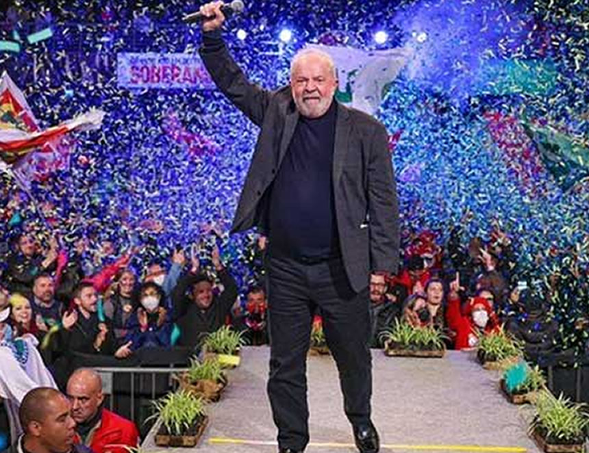 Lula celebra con sus partidarios tras ganar la presidencia de Brasil