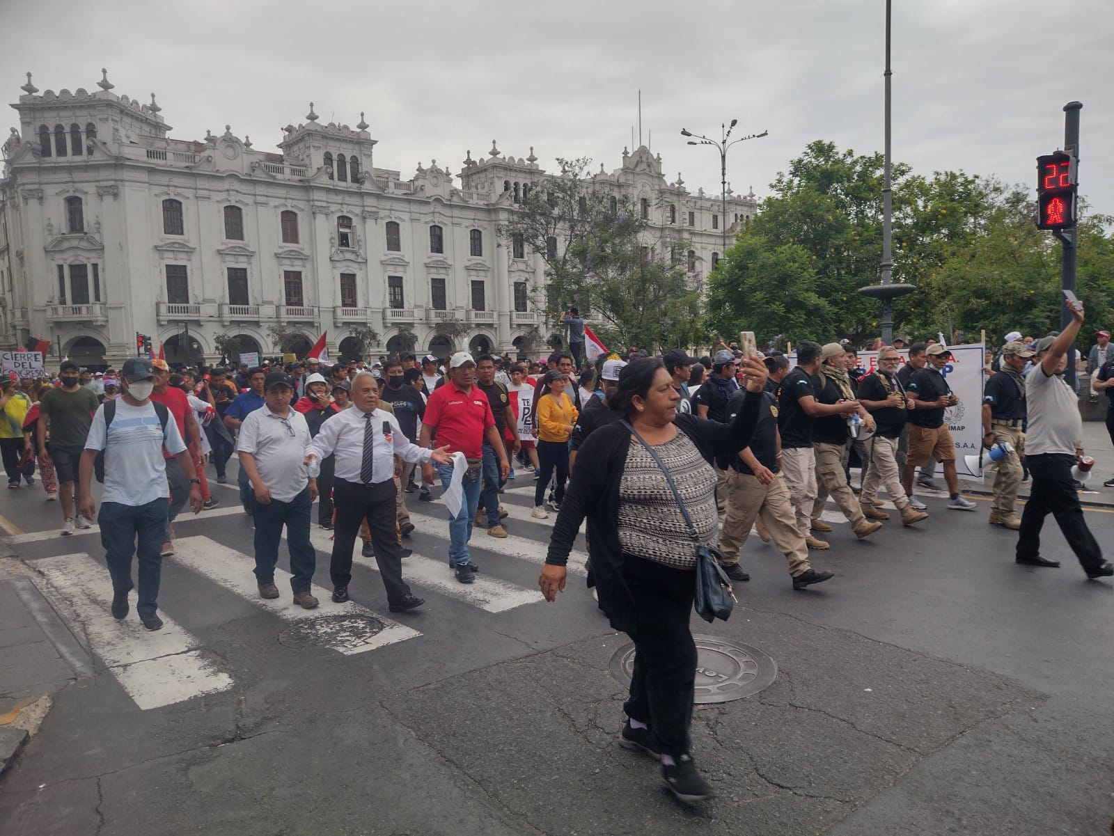 Manifestantes exigen la renuncia de Dina Boluarte, cierre del Congreso, adelanto de Elecciones y libertad para Pedro Castillo