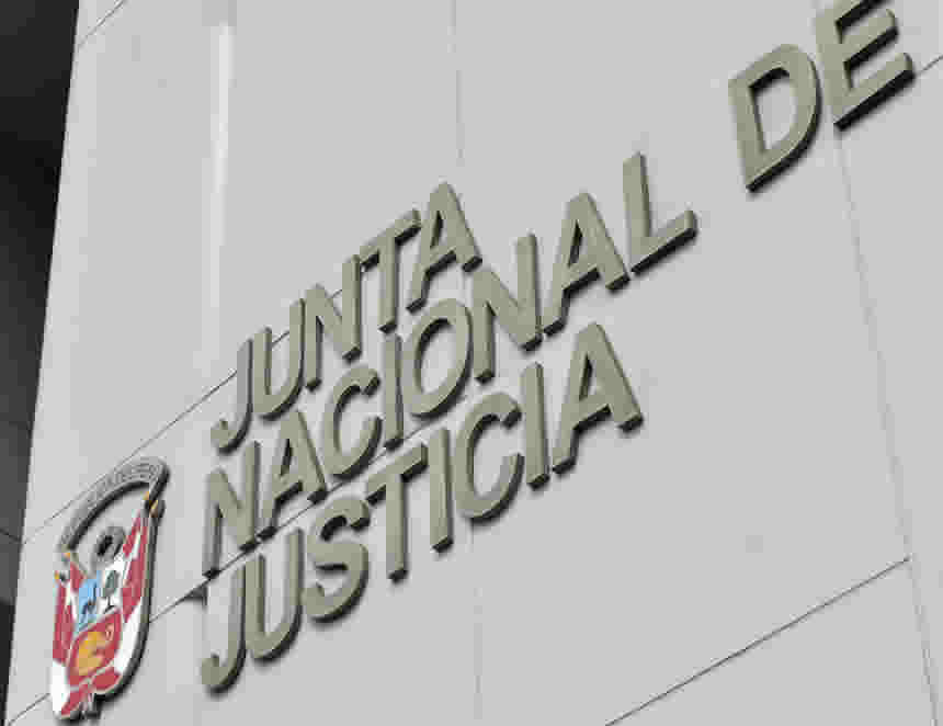 SIS alcanzará también a peruanos residentes en el exterior que se encuentren en el país