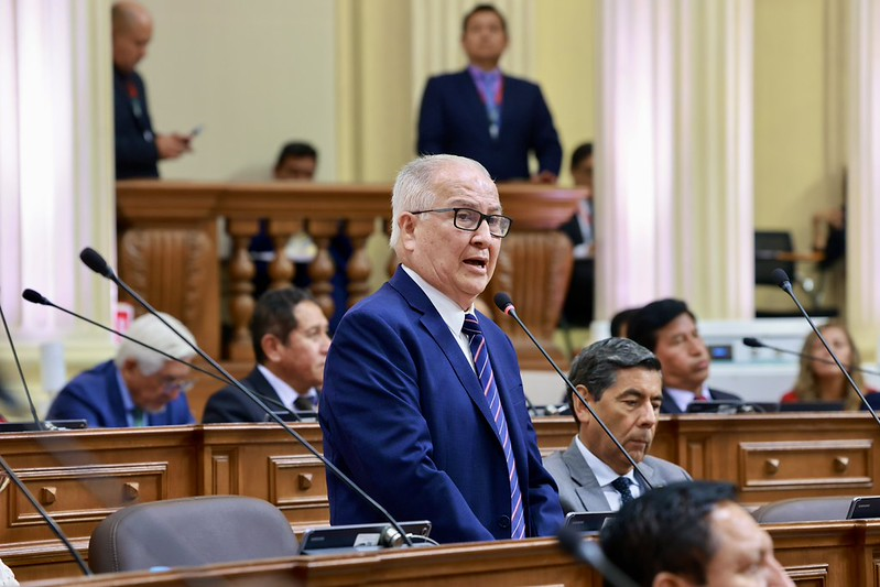 •	Alfonso López Chau: Invocó el artículo 107 de la Constitución y propuso aprobar los 20 puntos consensuados (Foto: Congreso de la República).