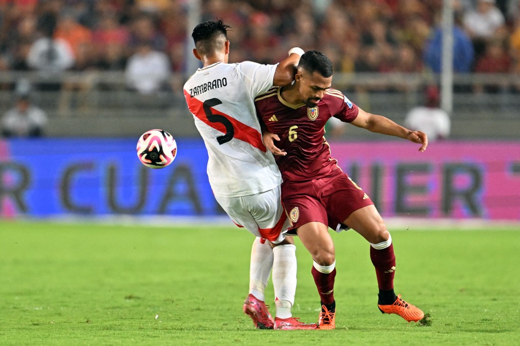 Carlos Zambrano fue titular en el Perú vs. Venezuela. (Foto: AFP)