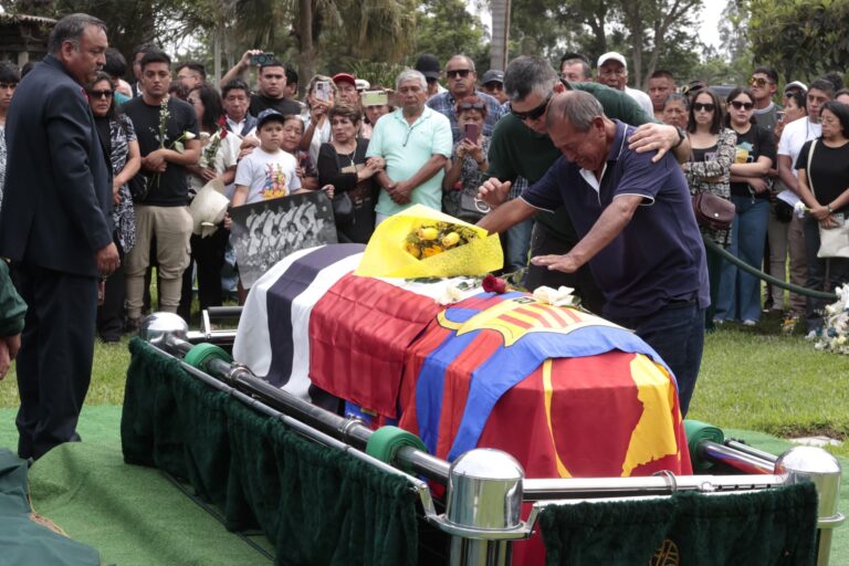 La despedida del ‘Cholo’: así fue el entierro de Hugo Sotil
