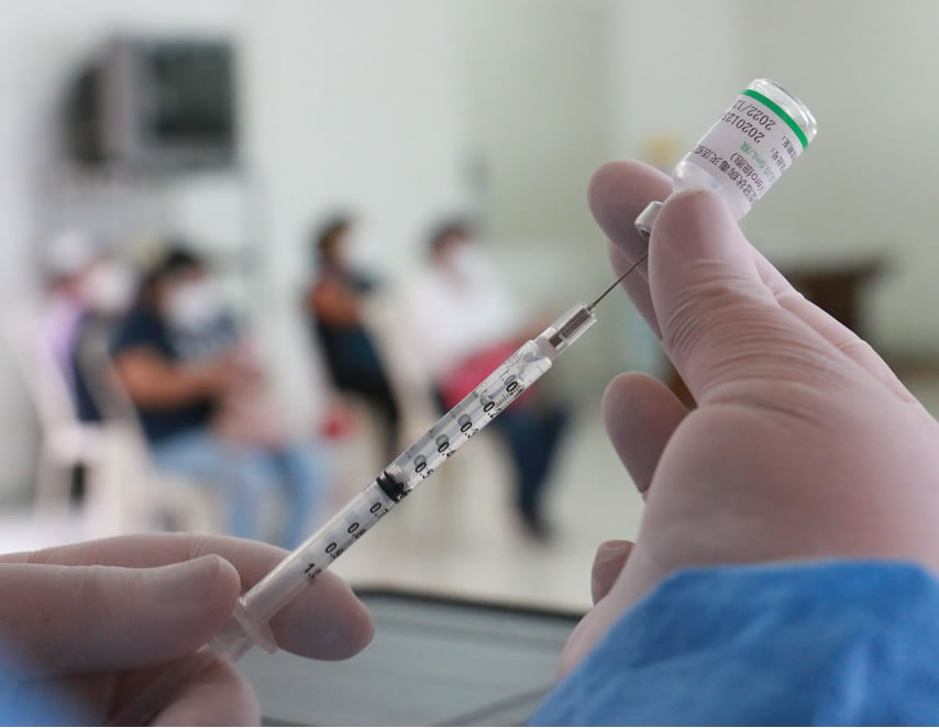 Aplicación de la vacuna contra la covid 19 (Foto: Minsa).