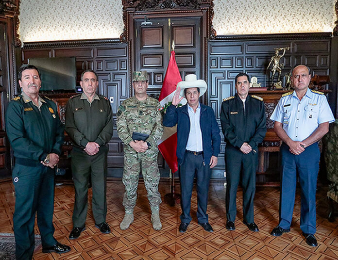 Presidente Pedro Castillo posa con los comandantes generales de las FFAA tras reunirse con los jefes militares en Palacio de Gobierno (Foto: Presidencia de la República).