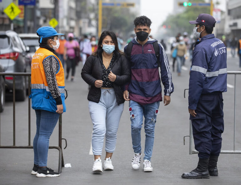 Lima cuenta con 10 millones 4 mil 141 habitantes,  de los cuales 52,1% son mujeres y  47,8% varones