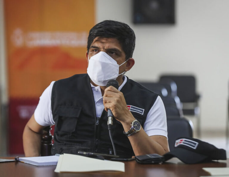 MINDEF: Internan en UCI del Rebagliati al ministro Juan Carrasco por covid 19