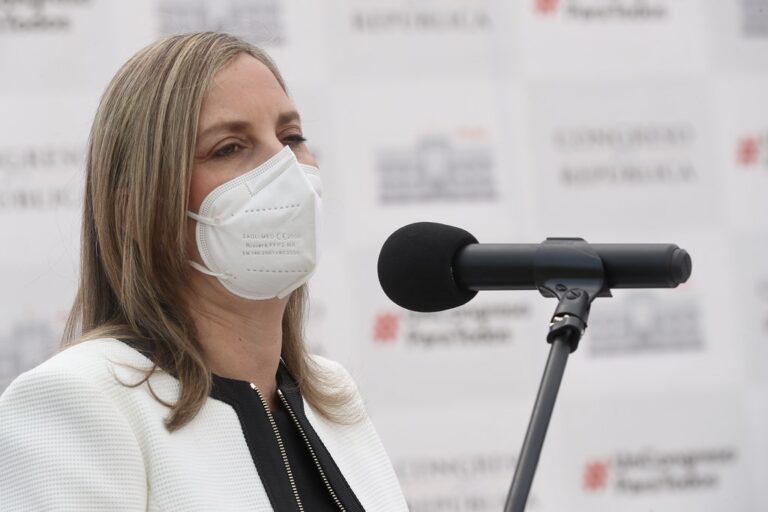Maricarmen Alva quiere a Daniel Salaverry fuera de PERUPETRO