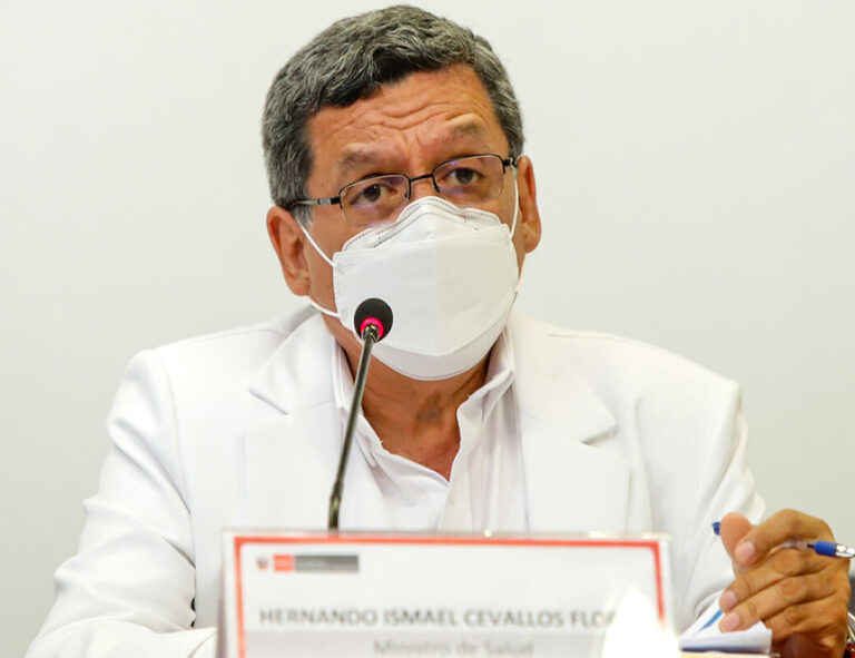 Mayores de 50 años deberán presentar su carné de vacunación con dosis de refuerzo para ingresar a lugares cerrados