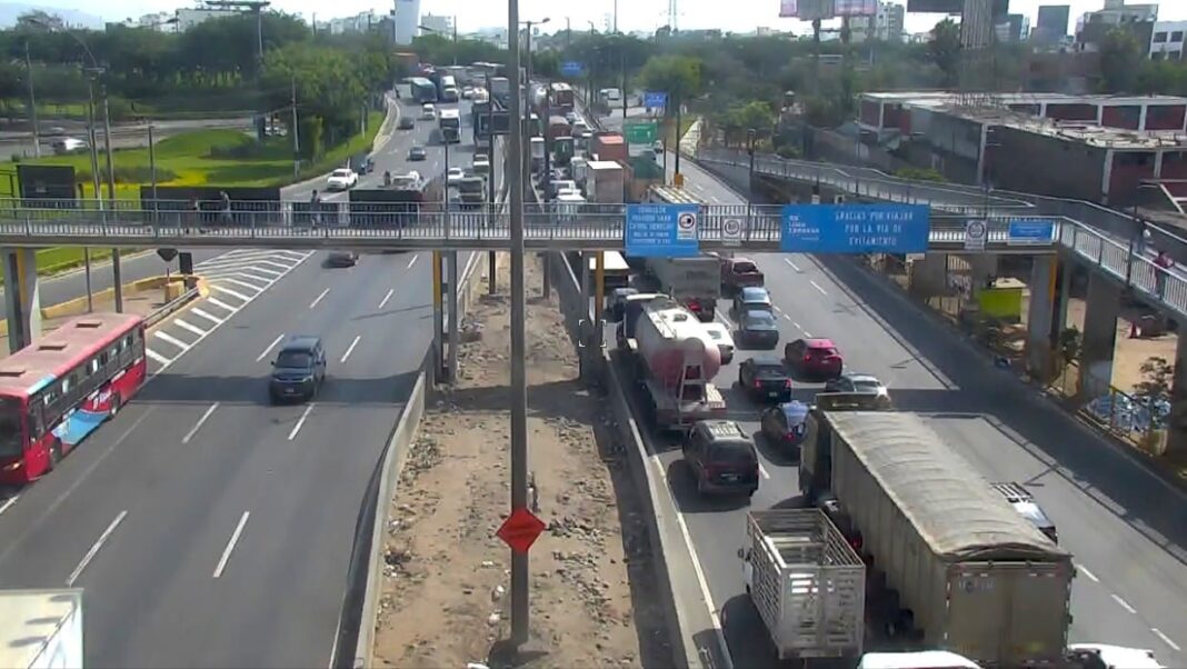 Movimiento de vehículos (Foto: Lima Express).