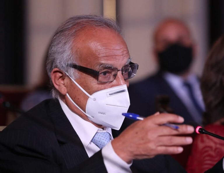 Aníbal Torres: Militancia en Perú Libre de ministro de Salud no lo  condena para ser ministro