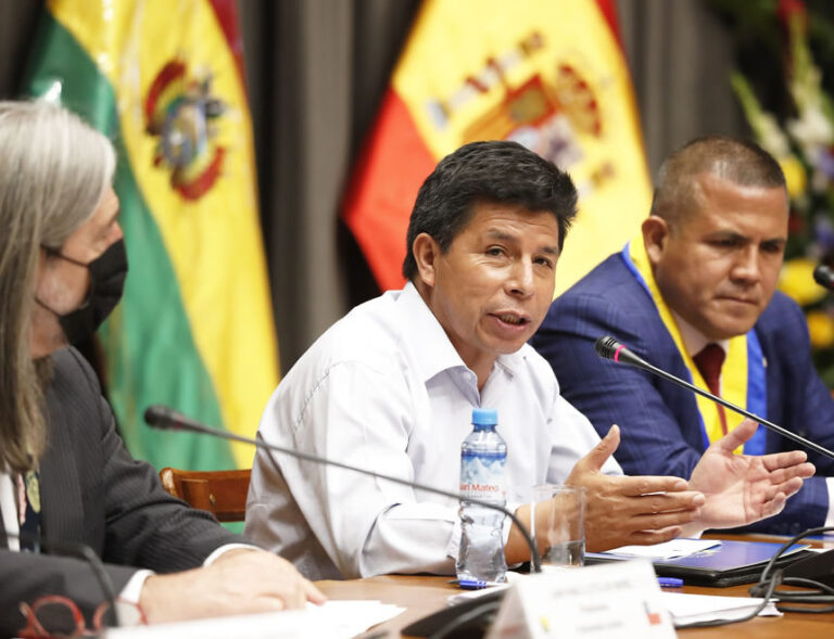 Pedro Castillo anuncia pronta reapertura de la frontera con Chile