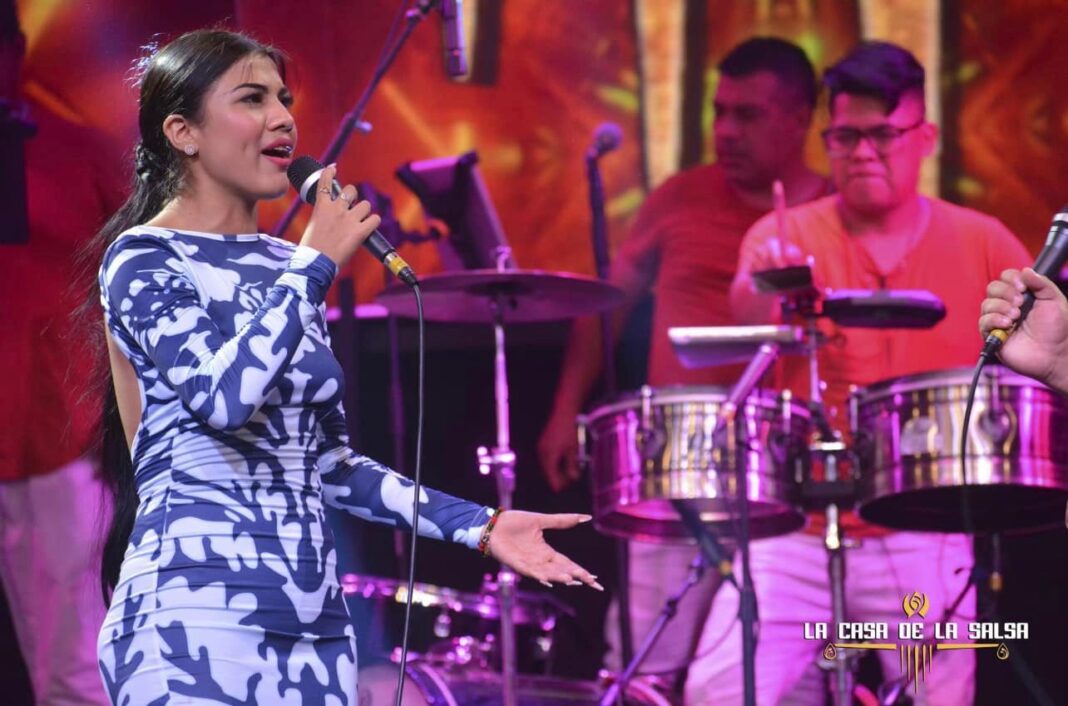 Brunella Torpoco en el escemario (Foto: Facebook).