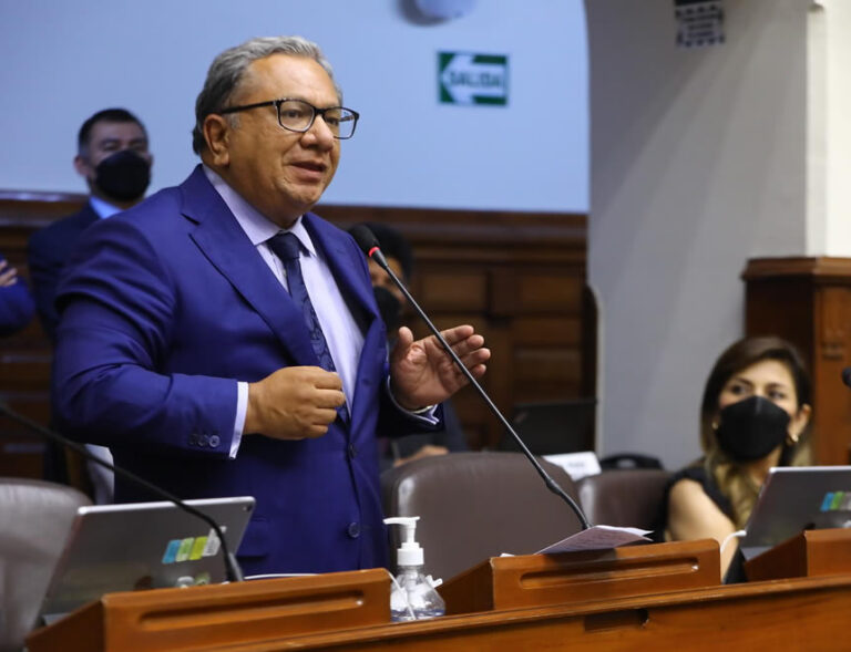 Carlos Anderson renuncia a Podemos Perú y deja sin bancada a partido de José Luna Gálvez