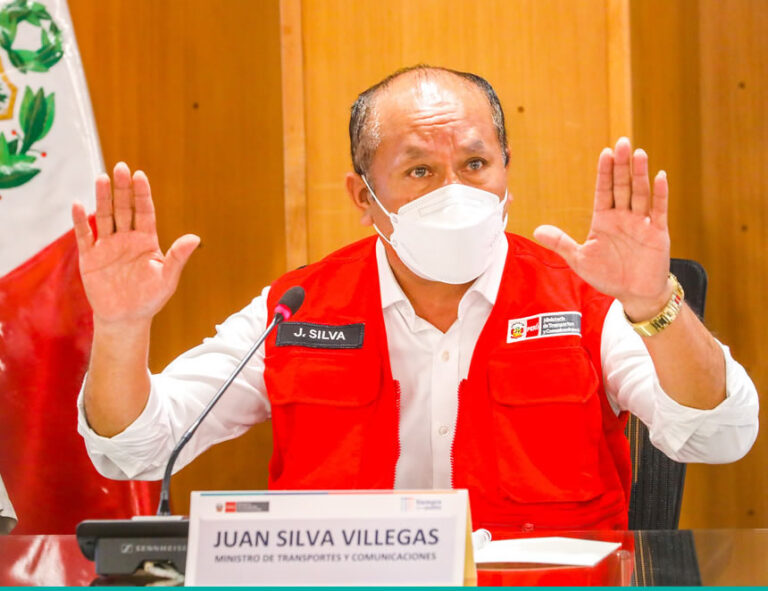 Ministro de Transportes renuncia en momentos que el Congreso votaba su censura