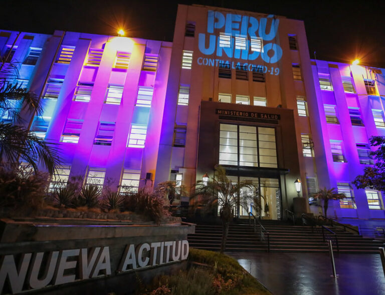 Covid 19: Luces turquesa y magenta iluminaron la fachada del Minsa al cumplirse dos años del inicio de la pandemia