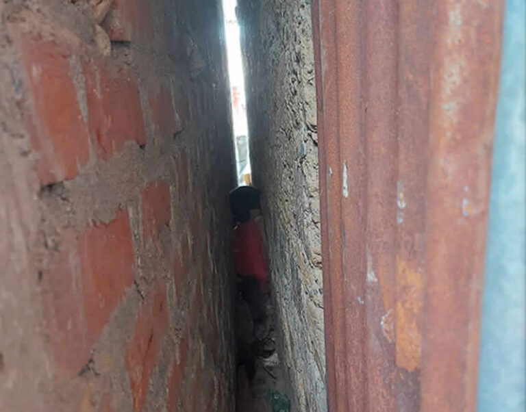 Samugari, Ayacucho: PNP rescate a niño que había quedado atrapado entre dos paredes