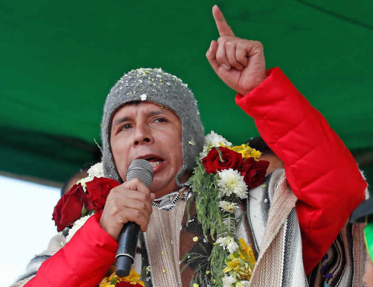 Pedro Castillo anticipa campaña demoledora contra el Gobierno