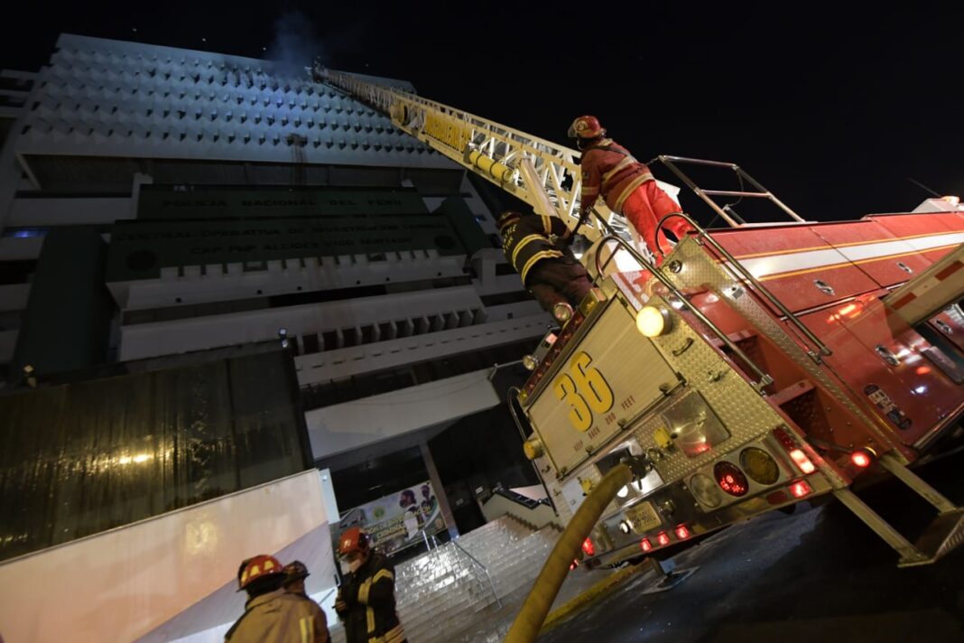 Bomberos sofocan incendio en el piso 12 de la sede de laDirincri (FotoÑ Mininter).
