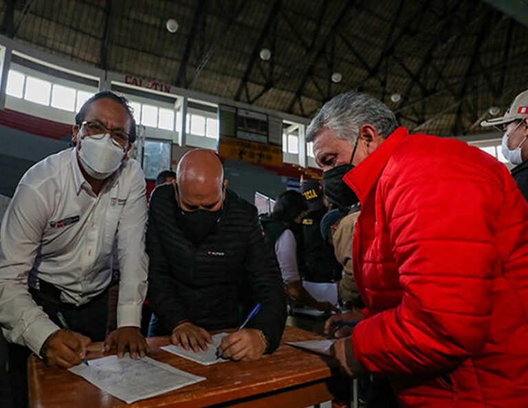 Huancayo: Gobierno anuncia reducción del ISC a combustibles y acuerda tregua con gremios en paro