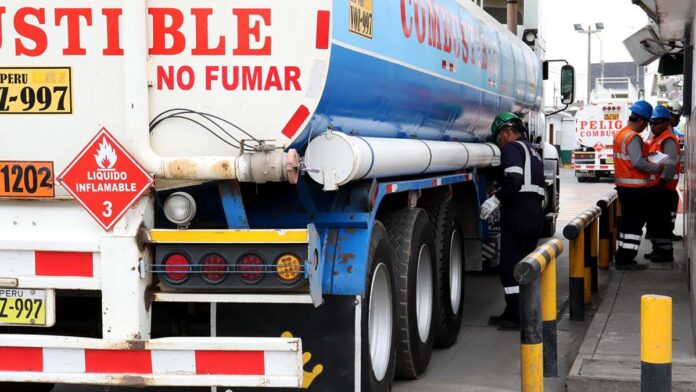Abastecimiento de combustible de transporte pesado (Foto: Petroperú).