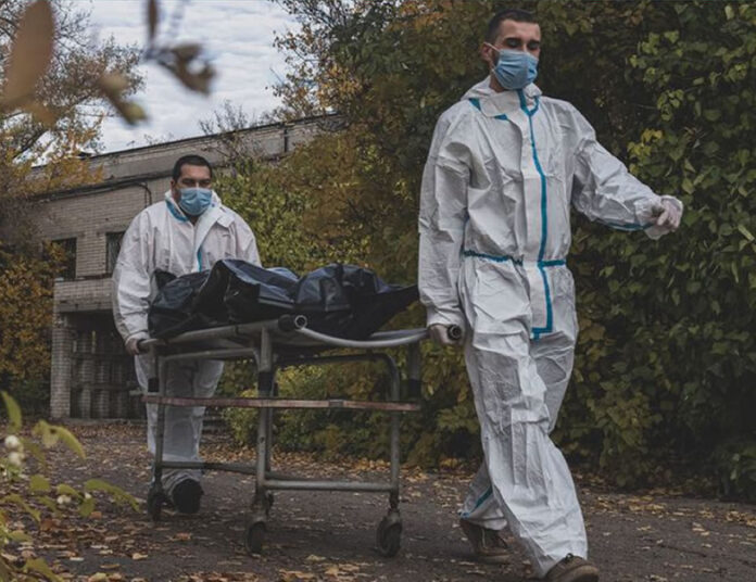 Traslado de cadáveres en pandemia (Foto: UNICEF/Evgeniy Maloletka).