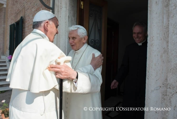 Papa saluda a Benedicto XVI (Foto: vatican van).