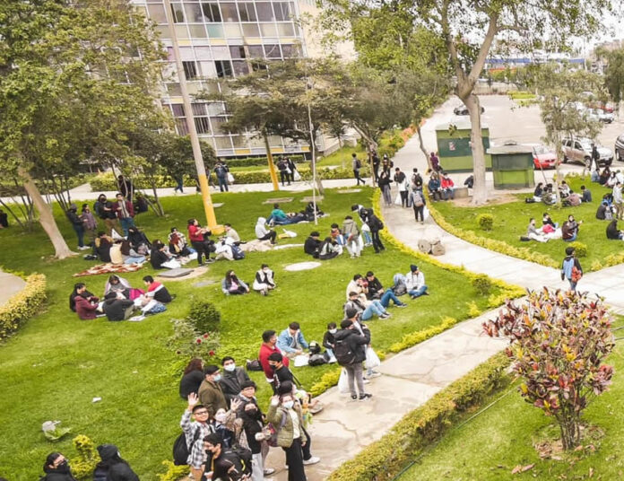Estudiantes en el patio de la Ciudad Universitaria de San Marcos (Foto: UNMSM).
