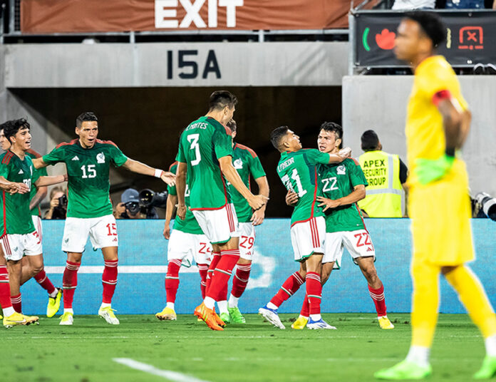 Pedro Gallese derrotado, los mexicanos celebran (Foto: Selección Nacional de México).