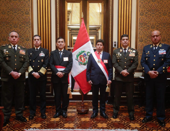 Presidente Castillo junto a los comandantes generales de los institutos armados (Foto: Presidencia de la República).