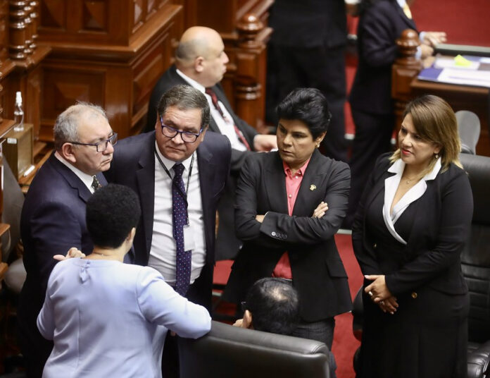 Congresistas intercambian pareceres (Foto: Congreso de la República).
