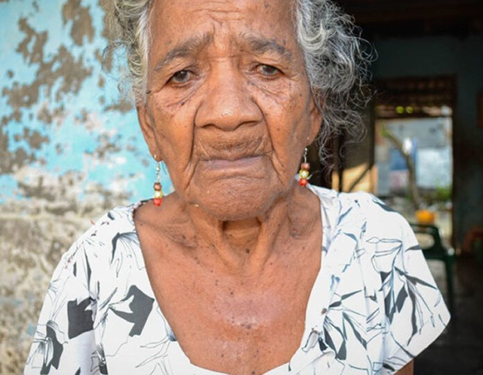 Dora Valiente, una anciana de 80 años en La Boquilla, Cartagena, Colombia. Según la OMS, el 10% de las personas mayores sufre algún tipo de violencia (Foto: Rocío Franco/Radio ONU).