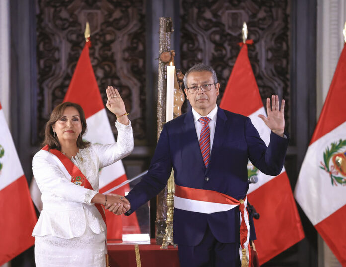 Pedro Angulo recibe el saludo de la presidente Dina Boluarte tras juramentar el cargo (Foto: Presidencia de la República).