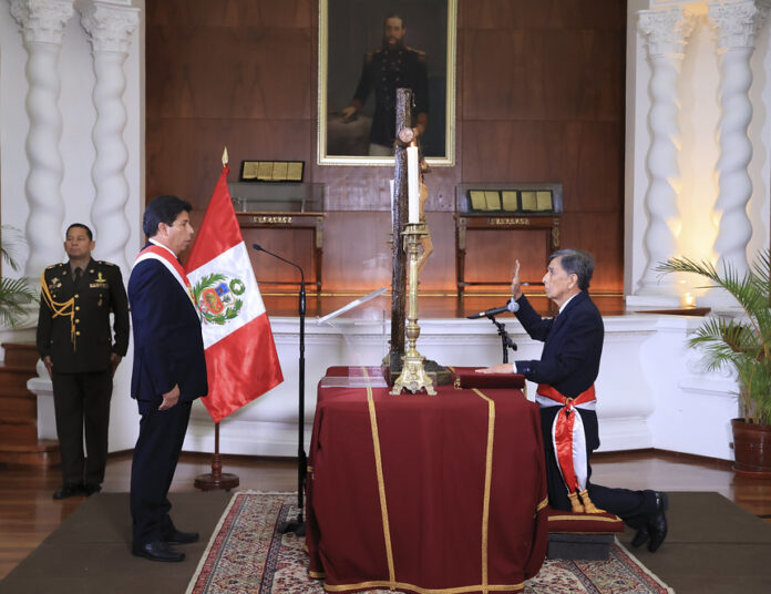 Emilio Gustavo Arturo Sandro Edmundo Bobbio Rosas jurament+o como ministro sde Defensa (Foto: Mindef).