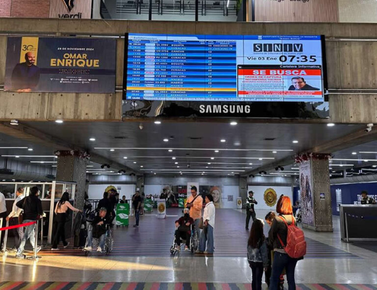 Venezuela: aparecen en el aeropuerto  carteles «Se busca» con  rostro  de Edmundo González