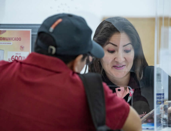 Atención de usuarios del servicio telefónico presencial.