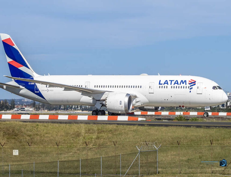 Nuevo aeropuerto: retienen a pasajeros de LATAM en interior de avión por casi dos horas