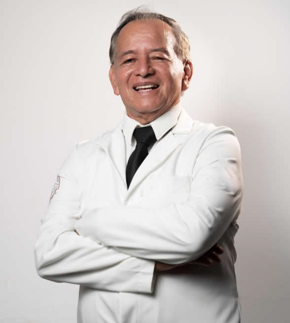 Por Ucayali, José Macedo Sánchez postula por el partido Somos Perú. Es un médico cardiólogo que en campaña interactuó en Facebook con mas de 300 mil internautas.