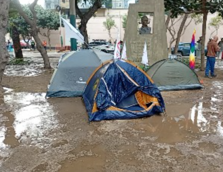Jesús María: municipales, con apoyo de camiones cisternas, arrojan chorros de agua a militantes de JP que hacían vigilia
