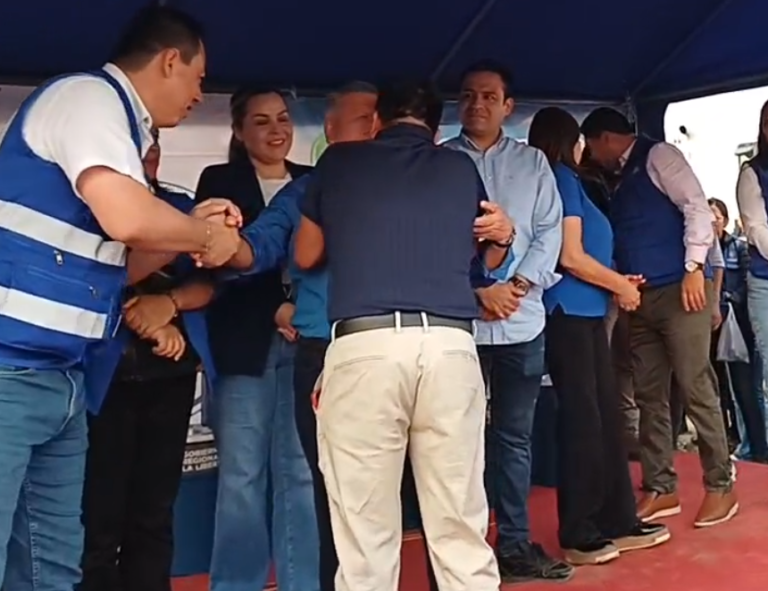 Cesar Acuña recibe beso en la boca de un dirigente apepista en acto público