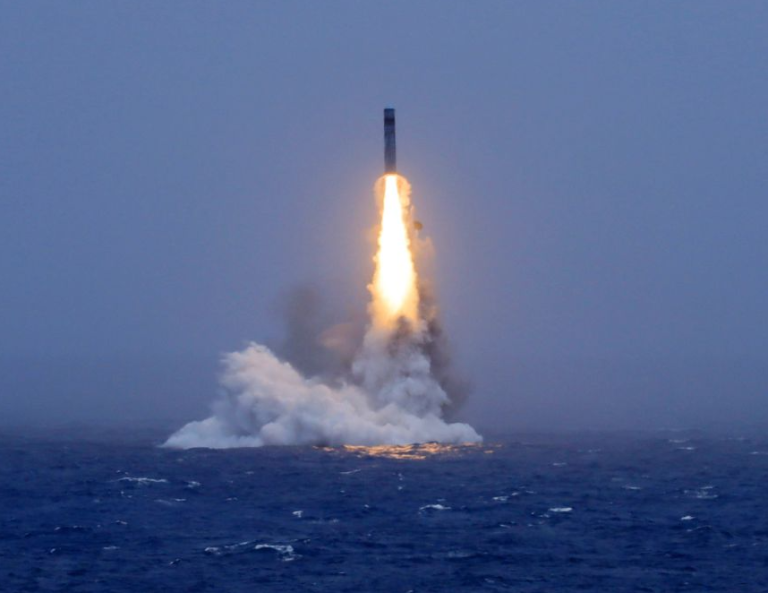 China ejecuta un inédito lanzamiento de un misil estratégico desde un submarino nuclear hacia el océano Pacífico