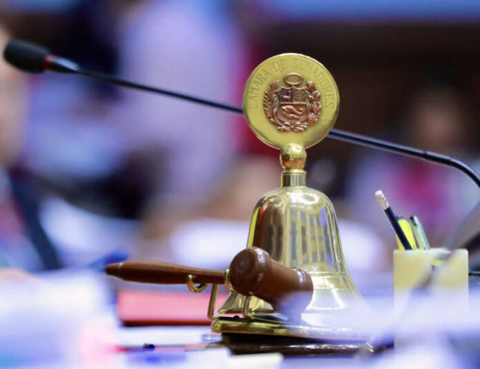 Sólo quedó en intenciones la posibilidad de reelección de gobernadores regionales y alcaldes (Foto: Congreso de la República).