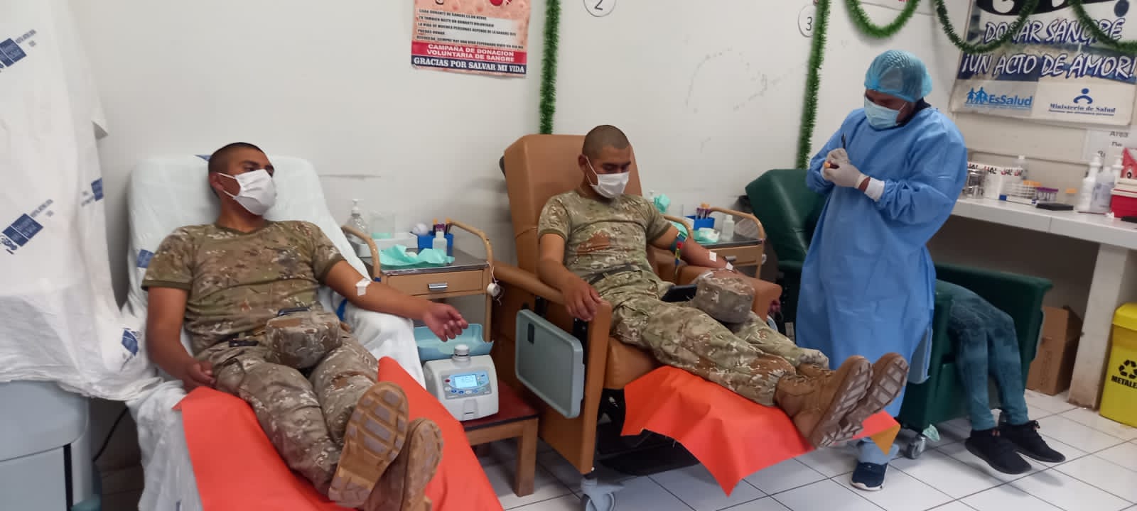 Soldados del Ejército se aprestan a donar sangre en el Alberto Lorena de Cusco (Ejército del Perú)