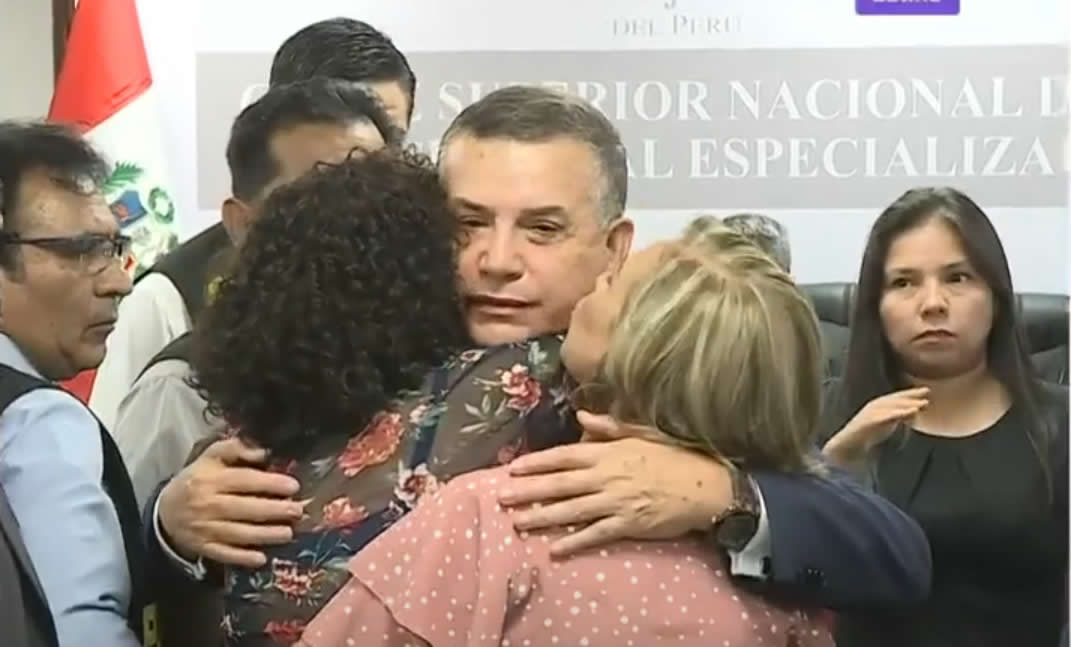 Daniel Urresti se despide de su esposa, Juanita Pastor Talledo el día que fue sentenciado a prisión (foto: ypoutube).