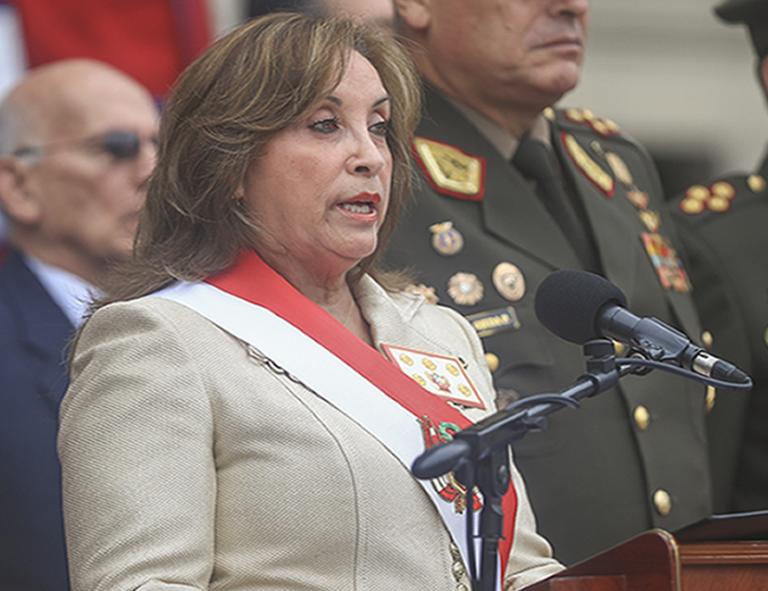 Dina Boluarte sale una vez más en defensa de su hermano Nicanor, cuya vivienda fue allanada por la fiscalía