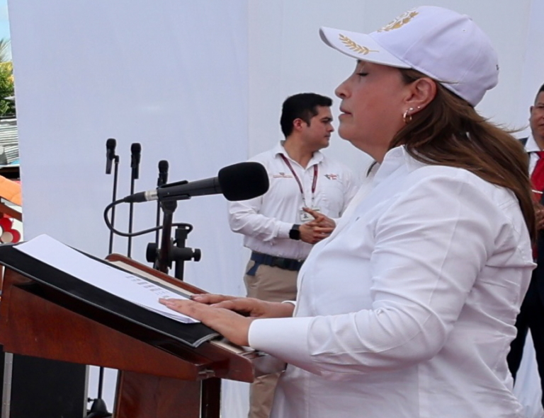 Dina Boluarte llama miopes a críticos al inaugurar plaza construida por beneficiarios de Llamkasun