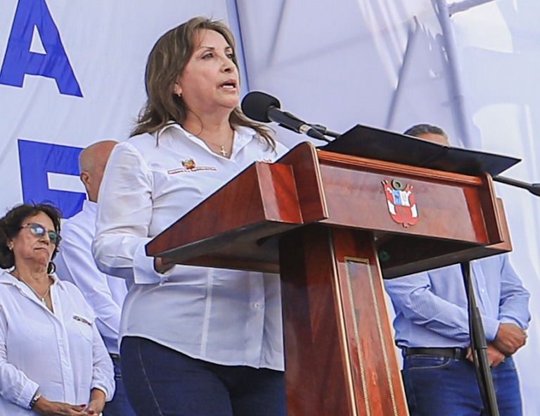 Dina Boluarte niega que haya abandonado el cargo para someterse a una rinoplastia tras tildar de «cobarte » a Otárola
