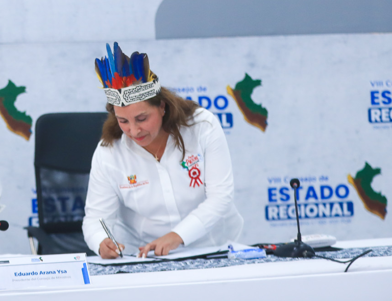 Dina Boluarte se compromete con Gobiernos Regionales a incrementar en 10% tope para más obras por impuestos