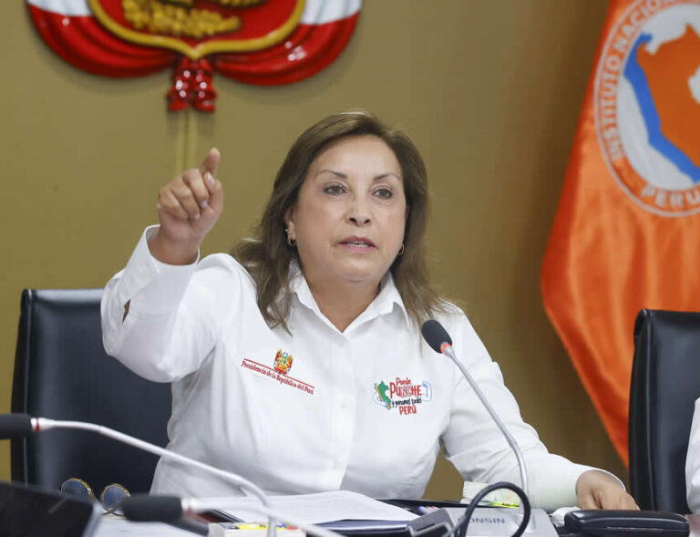 Dina Boluarte ofreció apoyo total al ministro Juan José Santiváñez tras allanamiento de su domicilio