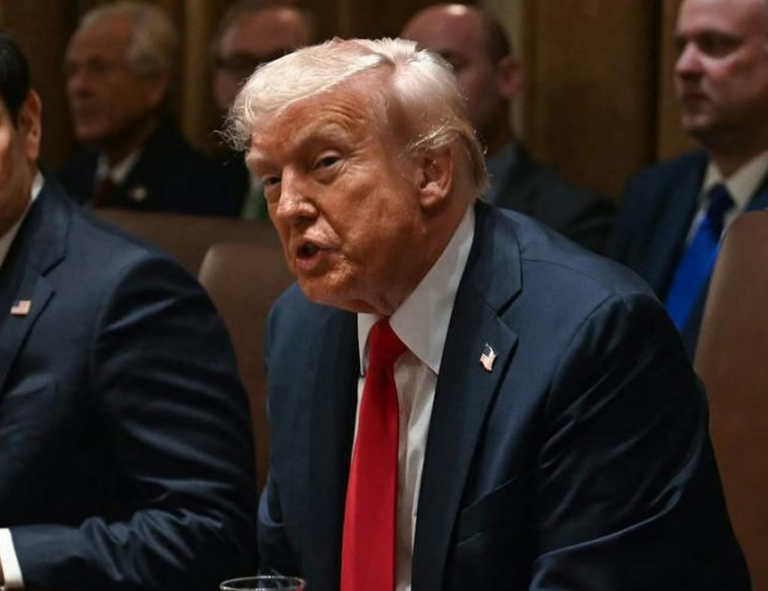 Trump retrasa arancel del 25 % a importaciones de vehículos de México y Canadá