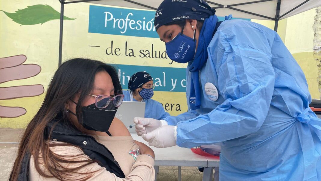 Profesional de Enfermería en plena faena (Foto: Colegio de Enfermeros del Perú).